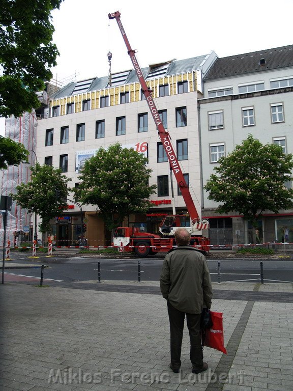 800 kg Fensterrahmen drohte auf Strasse zu rutschen Koeln Friesenplatz P19.JPG